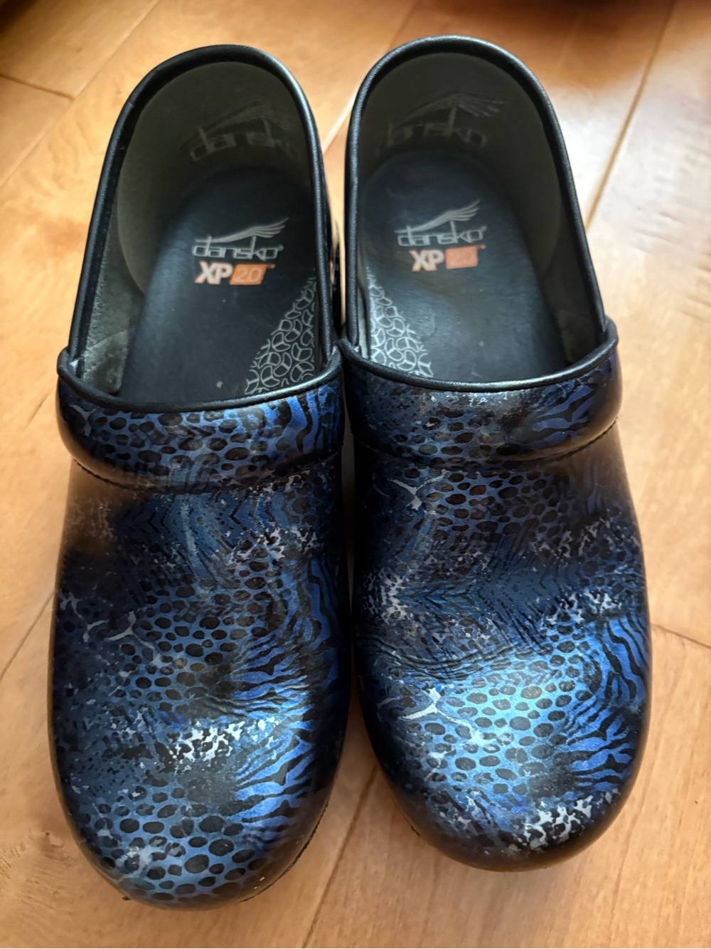 Dansko XP 2.0 clogs whoa blue animal print 38 7.5